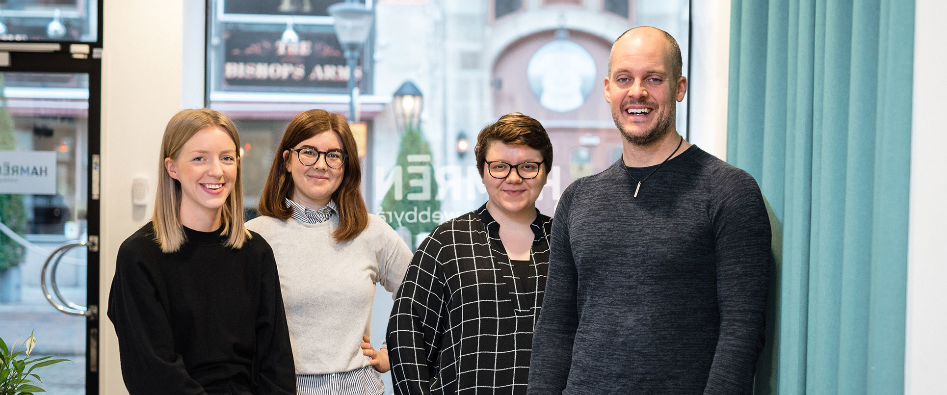 Hamréngänget samlade på kontoret i Norrköping. Från vänster: Sanna Wohlin, Rebecca Löfgren, Silvia Lupuianu och Rickard Hamrén.