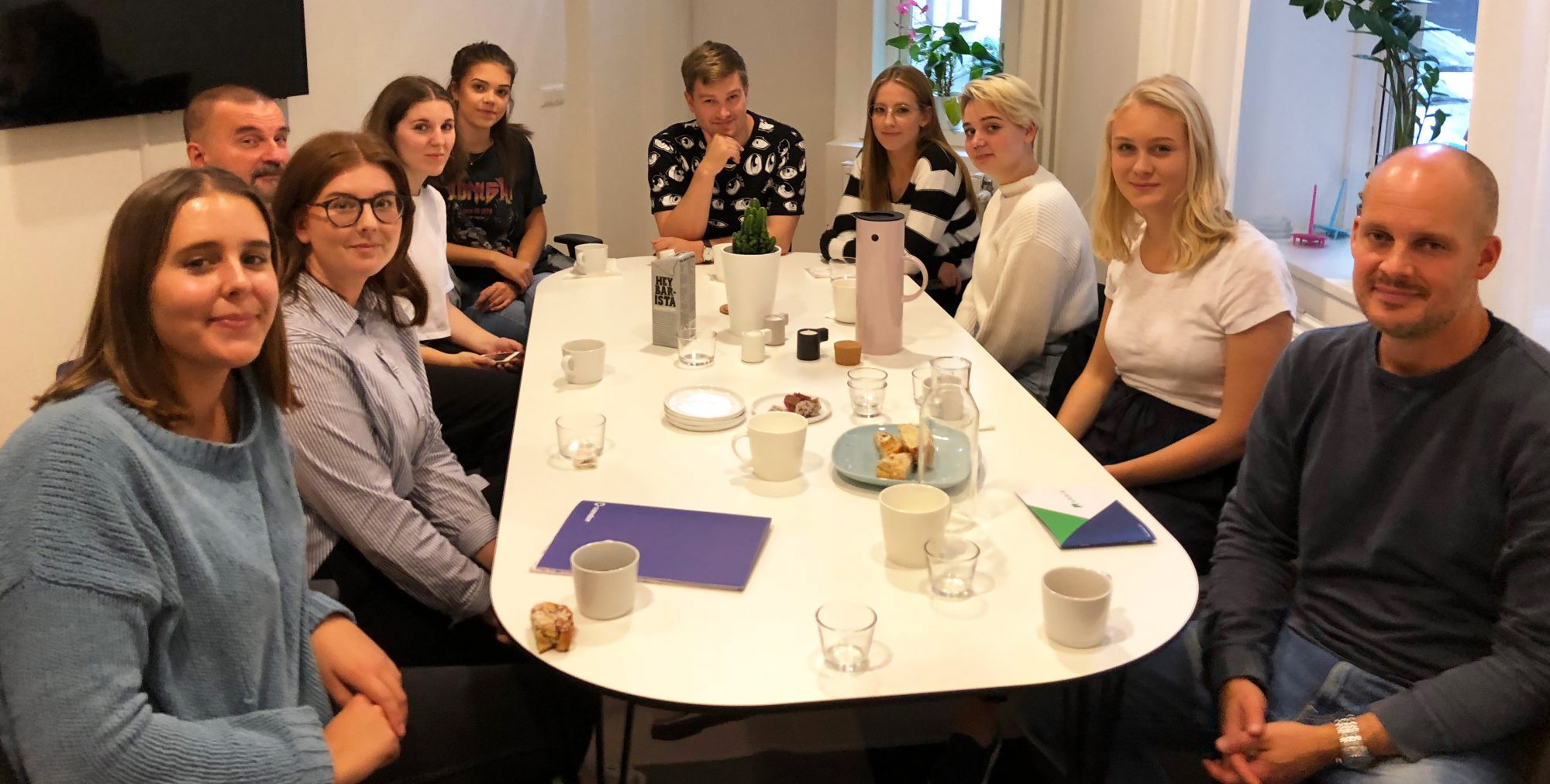 GDK-studenter runt ett bord