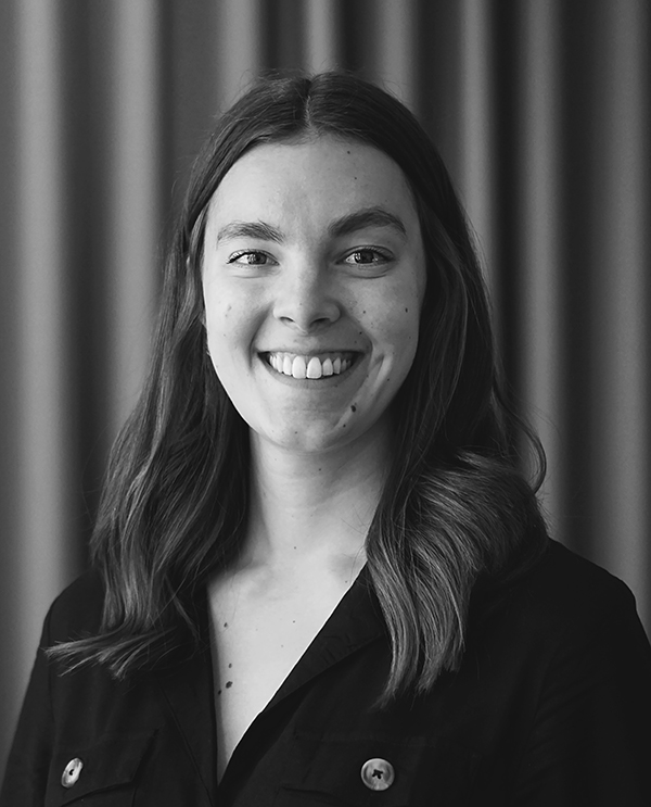 Vår projektledare Johanna Hyberts ler mot kameran
