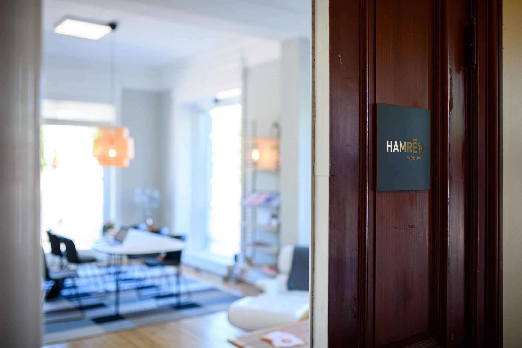 Öppen dör till Hamréns kontor där man ser in i kontoret