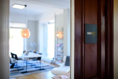 Öppen dör till Hamréns kontor där man ser in i kontoret