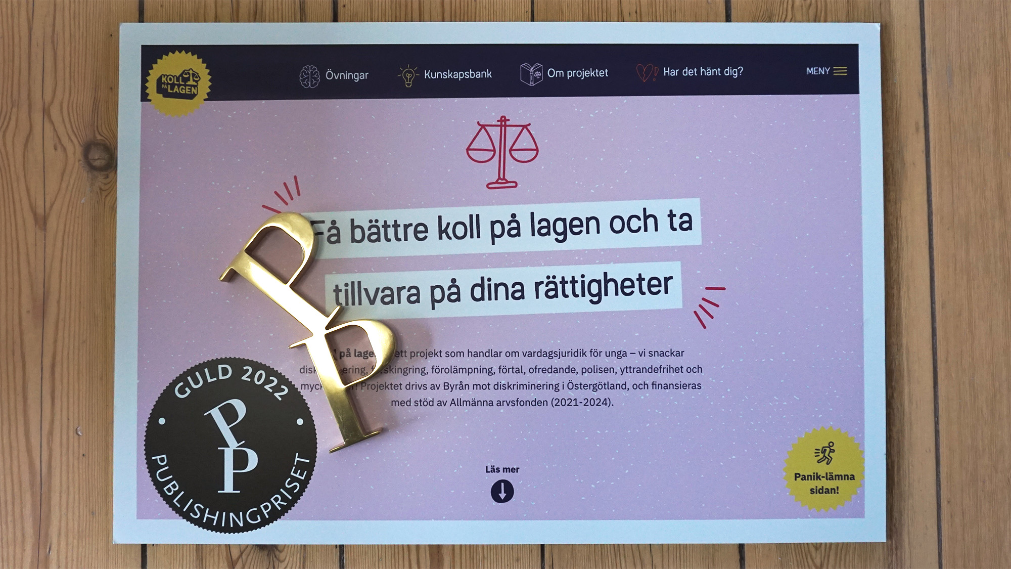 Publishingpriset 2022 guldstatyett på affisch som informerar om att Hamrén vinner guld med Koll på lagen