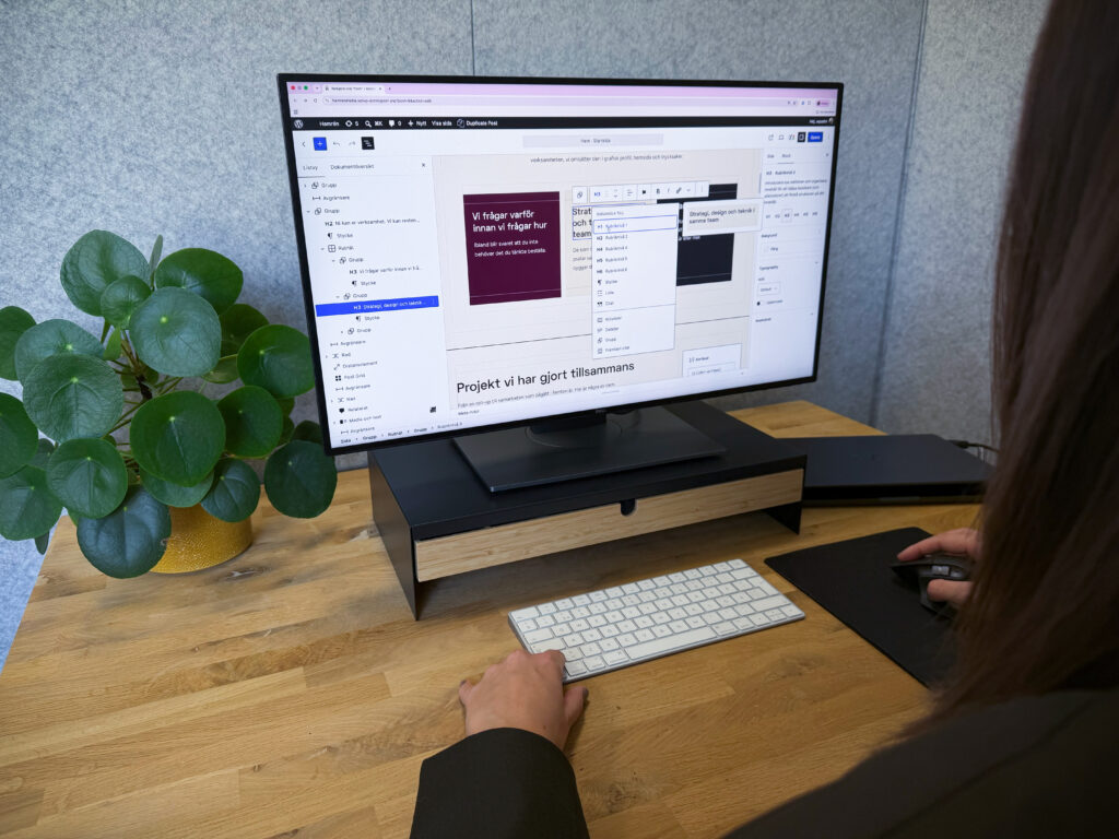En person sitter vid datorn och arbetar i Gutenberg.