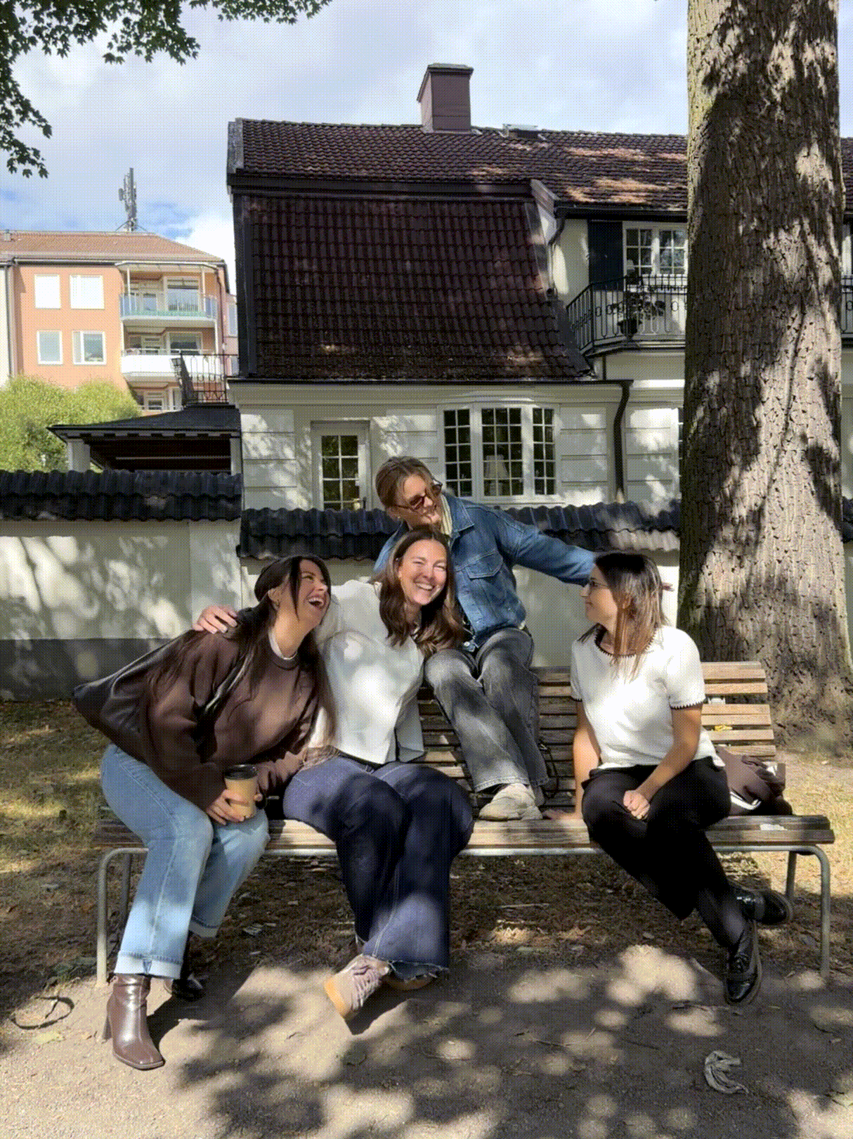 Fyra kollegor från Hamrén sitter tillsammans på en bänk.